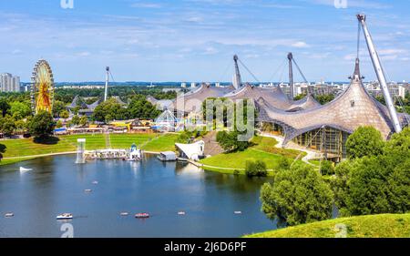 Parco Olimpico in estate, Monaco, Germania, Europa. Questo luogo è il punto di riferimento di Monaco. Panorama del verde Olympiapark, paesaggio urbano. Vista panoramica di Muni Foto Stock