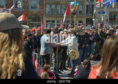 Sabato 30 aprile 2022, Ottawa Canada. The “Live from the Shed”, “Freedom Fighters Canada” e “Veterans for Freedom” -- “Rolling Thunder Convoy” -- evento commemorativo/protesta. I veterani di questi gruppi diedero discorsi appassionati e si posarono in una corona cerimoniale ai piedi del National War Memorial davanti a una folla considerevole, seguita da una sfilata di motociclette davvero, thunderous, facendo un pass-by su Elgin Street appena a sud del Memorial. Molti membri dei servizi Provinciali di polizia di Ottawa e Ontario erano a disposizione anche per proteggere la pubblica sicurezza. Foto Stock