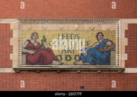 Il cartello del Leeds College of Art Mosaic si trova all'attuale Leeds Arts University, Leeds, West Yorkshire, Inghilterra, Regno Unito Foto Stock