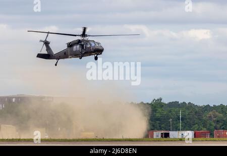 Un velivolo UH-60 Black Hawk si prepara ad atterrare al Gulfport Combat Readiness Training Center, Gulfport, Mississippi, 26 aprile 2022. Il velivolo partecipa all'esercizio Southern Strike 2022, un'esercitazione di combattimento su larga scala, congiunta e internazionale, che prevede controrinsurrezione, supporto aereo ravvicinato, evacuazioni non combattenti e operazioni speciali marittime. (STATI UNITI Guardia Nazionale dell'esercito foto di Sgt. Jovi Prevot) Foto Stock