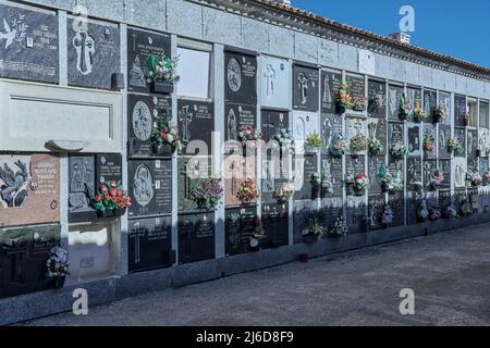 Nicchie nelle mura del cimitero nella città di Xativa, Jativa, provincia di Valencia, Comunidad Valenciana, Spagna, Europa Foto Stock