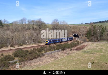 3 auto Scottrail classe 170 TurboStar DMU train170408 passando la campagna sulla ferrovia panoramica confini lasciando Bowshank tunnel Scozia UK Foto Stock