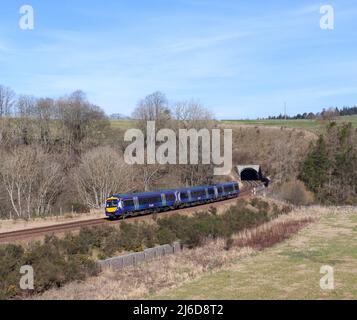 3 auto Scottrail classe 170 TurboStar DMU train170408 passando la campagna sulla ferrovia panoramica confini lasciando Bowshank tunnel Scozia UK Foto Stock