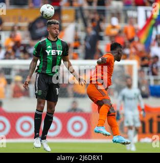 Houston, Texas, Stati Uniti. 30 aprile 2022: Il difensore dell'Austin FC Julio Cascante (18) salta in testa alla palla durante la seconda metà di una partita di calcio della Major League tra lo Houston Dynamo e l'Austin FC il 30 aprile 2022 a Houston, Texas. (Credit Image: © Scott Coleman/ZUMA Press Wire) Credit: ZUMA Press, Inc./Alamy Live News Foto Stock