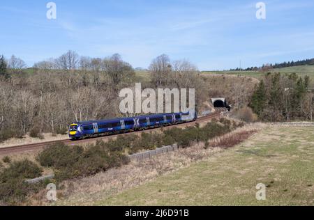 3 auto Scottrail classe 170 TurboStar DMU train170408 passando la campagna sulla ferrovia panoramica confini lasciando Bowshank tunnel Scozia UK Foto Stock