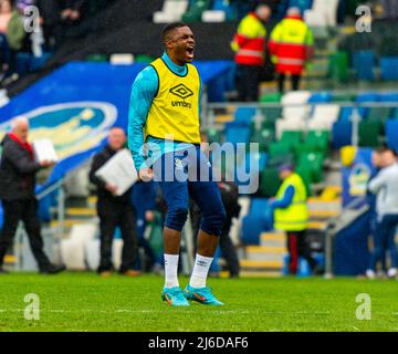 Il giocatore di Linfield Christy Manzinga ha mostrato di celebrare il post-partita dopo la vittoria del campionato del club 2021/22. Foto Stock