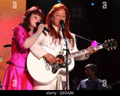 Naomi Judd morì a casa sua in Tennessee il 30th aprile 2022 13 giugno 2009 Nashville, Tn. Naomi Judd e Wynonna Judd CMA Music Festival 2009 che si tiene al LP Field © Curtis Hilbun / AFF-USA Foto Stock