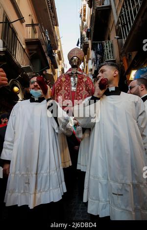 La statua di san Gennaro è trasportata durante la cerimonia del Miracolo di maggio, che si svolge ogni primo sabato di maggio, in cui la fiala e la statua del santo sono trasportati in una processione dalla loro sede nella cupola alla Basilica di Santa Chiara. Foto Stock