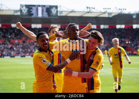 SOUTHAMPTON, INGHILTERRA - 30 APRILE: Wilfried Zaha of Crystal Palace celebra con Nathaniel Clyne, Conor Gallagher dopo aver segnato il gol durante la partita della Premier League tra Southampton e Crystal Palace al St Mary's Stadium il 30 aprile 2022 a Southampton, Regno Unito. (Foto di Sebastian Frej) Credit: Sebo47/Alamy Live News Foto Stock