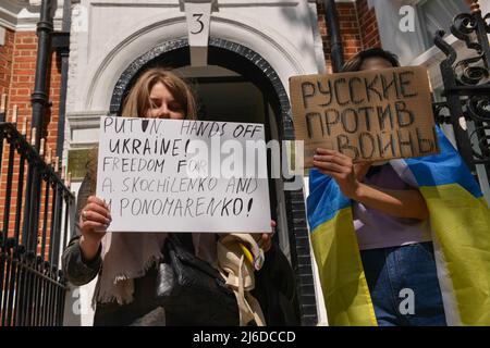 I manifestanti tengono dei cartelli che esprimono le loro opinioni durante la dimostrazione. I russi hanno protestato in solidarietà con il movimento anti-guerra russo e per il rilascio di prigionieri politici, di fronte all'ambasciata russa a Londra. Foto Stock