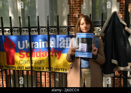 Un manifestante tiene un cartello durante la dimostrazione. I russi hanno protestato in solidarietà con il movimento anti-guerra russo e per il rilascio di prigionieri politici, di fronte all'ambasciata russa a Londra. Foto Stock