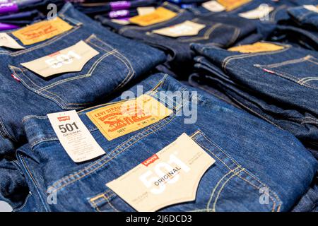 Pile di jeans blu di Levi ripiegati Foto Stock