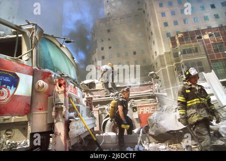 New York City vigili del fuoco in mezzo ai detriti dopo l'attacco terroristico del 11th settembre al World Trade Center, New York City, New York, USA, artista non identificato Foto Stock