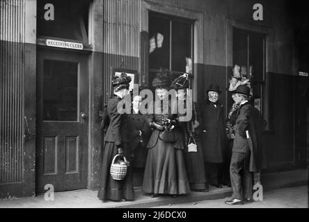 Andrew Carnegie (3rd a destra con barba), moglie Louise Whitfield Carnegie e figlia Margaret, ritratto a tutta lunghezza al molo della barca, New York City, New York, USA, Bain News Service, 1910, Foto Stock