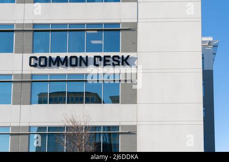 Cartello con la scritta Common Desk sull'edificio di Dallas, Texas, Stati Uniti. Foto Stock