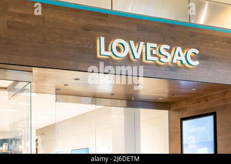 Orlando, Florida, USA - 27 gennaio 2022: Cartello Lovesac Store presso il Florida Mall di Orlando, Florida, USA. Foto Stock