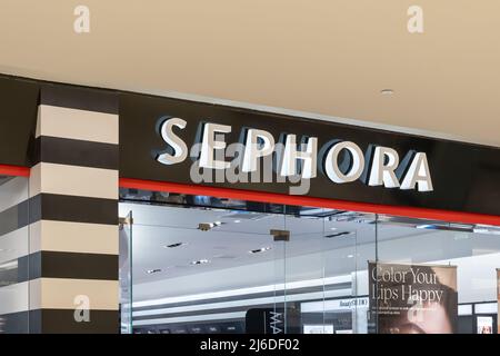 Houston, Texas, USA - 25 febbraio 2022: Negozio di Sephora firma in un centro commerciale. Sephora è un rivenditore multinazionale francese di cura personale e bellezza Foto Stock