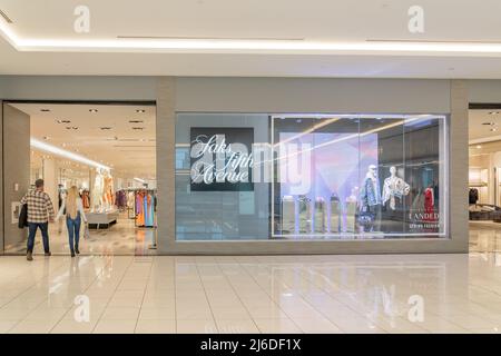 Houston, Texas, USA - 25 febbraio 2022: Saks Fifth Avenue negozio in un centro commerciale. Foto Stock