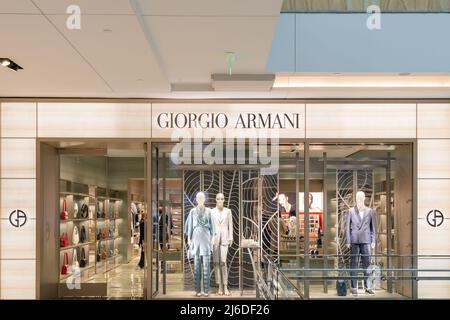 Houston, Texas, USA - 25 febbraio 2022: Negozio Giorgio Armani in un centro commerciale. Gamestop Corp Foto Stock