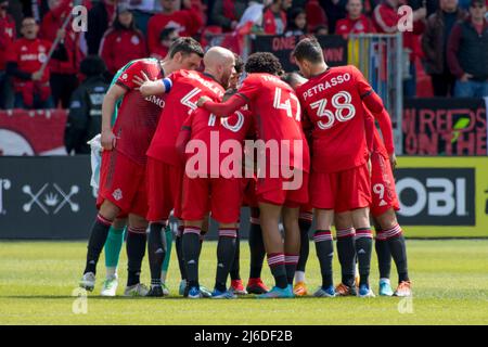 , Ontario, Canada. 30 aprile 2022, Toronto, Ontario, Canada: I giocatori del Toronto FC si accudono prima della partita MLS tra il Toronto FC e il FC Cincinnati al BMO Field di Toronto (Credit Image: © Angel Marchini/ZUMA Press Wire) Credit: ZUMA Press, Inc./Alamy Live News Foto Stock