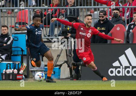 , Ontario, Canada. 30 aprile 2022, Toronto, Ontario, Canada: Il difensore di Toronto Rock Rob Marshall (14) prova a rubare la palla (immagine di credito: © Angel Marchini/ZUMA Press Wire) credito: ZUMA Press, Inc./Alamy Live News Foto Stock