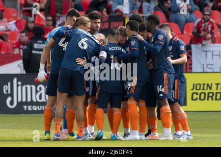 , Ontario, Canada. 30 aprile 2022, Toronto, Ontario, Canada: I giocatori di FC Cincinnati si accudono prima della partita MLS tra Toronto FC e FC Cincinnati al BMO Field di Toronto (Credit Image: © Angel Marchini/ZUMA Press Wire) Credit: ZUMA Press, Inc./Alamy Live News Foto Stock