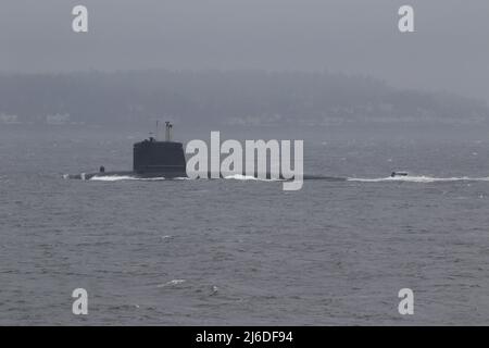 FS Casabianca (S603), un sottomarino d'attacco nucleare di classe Rubis (SSN) gestito dalla Marina francese, passando Gourock sul Firth di Clyde in un giorno noioso e noioso, poco dopo la sua partenza dalla base navale di Faslane. Foto Stock