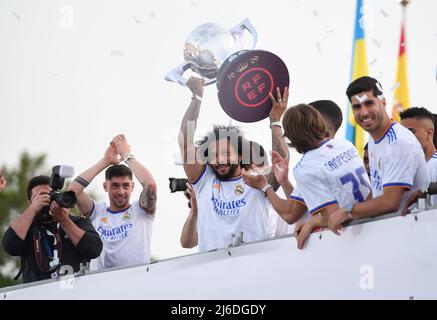 (220501) -- MADRID, 1 maggio 2022 (Xinhua) -- i giocatori del Real Madrid festeggiano dopo aver vinto la partita di calcio della Lega Spagnola contro RCD Espanyol a Madrid, in Spagna, il 30 aprile 2022. Real Madrid ha vinto 4-0 e ha conquistato il titolo di la Liga nel 35th. (Foto di Gustavo Valiente/Xinhua) Foto Stock