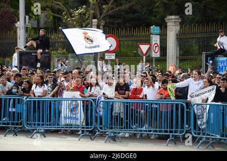 (220501) -- MADRID, 1 maggio 2022 (Xinhua) -- i tifosi del Real Madrid si riuniscono per celebrare la vittoria del Real Madrid alla partita di calcio della Lega Spagnola contro RCD Espanyol a Madrid, Spagna, il 30 aprile 2022. Real Madrid ha vinto 4-0 e ha conquistato il titolo di la Liga nel 35th. (Foto di Gustavo Valiente/Xinhua) Foto Stock