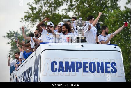 (220501) -- MADRID, 1 maggio 2022 (Xinhua) -- i giocatori del Real Madrid festeggiano dopo aver vinto la partita di calcio della Lega Spagnola contro RCD Espanyol a Madrid, in Spagna, il 30 aprile 2022. Real Madrid ha vinto 4-0 e ha conquistato il titolo di la Liga nel 35th. (Foto di Gustavo Valiente/Xinhua) Foto Stock