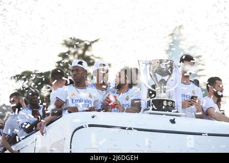 (220501) -- MADRID, 1 maggio 2022 (Xinhua) -- i giocatori del Real Madrid festeggiano dopo aver vinto la partita di calcio della Lega Spagnola contro RCD Espanyol a Madrid, in Spagna, il 30 aprile 2022. Real Madrid ha vinto 4-0 e ha conquistato il titolo di la Liga nel 35th. (Foto di Gustavo Valiente/Xinhua) Foto Stock