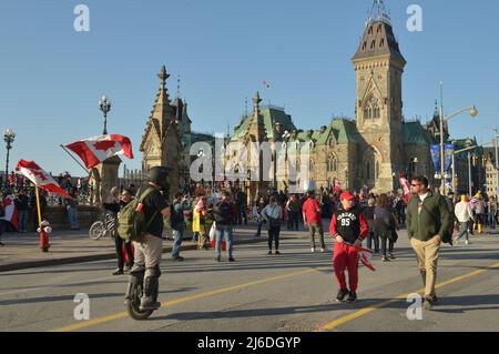 Sabato 30 aprile 2022, Ottawa Canada; The “Live from the Shed”, “Freedom Fighters Canada” e “Veterans for Freedom” -- “Rolling Thunder convoy” -- Memorial Event/Protest/Parade. I Veterani hanno tenuto discorsi appassionati al mattino, salutati da motocicli thunderous. I manifestanti marciarono su Elgin Street nel pomeriggio, seguiti molto da vicino dalla polizia. In numero minore i marchesi si stabilirono con il sole di fronte al blocco del Parlamento, presentando un festival carnevale come esperienza. Foto Stock
