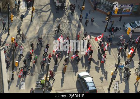 Sabato 30 aprile 2022, Ottawa Canada; The “Live from the Shed”, “Freedom Fighters Canada” e “Veterans for Freedom” -- “Rolling Thunder convoy” -- Memorial Event/Protest/Parade. I Veterani hanno tenuto discorsi appassionati al mattino, salutati da motocicli thunderous. I manifestanti marciarono su Elgin Street nel pomeriggio, seguiti molto da vicino dalla polizia. In numero minore i marchesi si stabilirono con il sole di fronte al blocco del Parlamento, presentando un festival carnevale come esperienza. Foto Stock