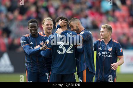 (220501) -- TORONTO, 1 maggio 2022 (Xinhua) -- i giocatori del FC Cincinnati celebrano il punteggio durante la partita di calcio della Major League 2022 (MLS) tra il Toronto FC e il FC Cincinnati a Toronto, Canada, 30 aprile 2022. (Foto di Zou Zheng/Xinhua) Foto Stock