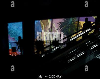 La gente prende la scala mobile alla prima di New York di 'Star Trek: Strange New Worlds' all'AMC Lincoln Square Theatre sabato 30 aprile 2022 a New York City. Foto di John Angelillo/UPI Foto Stock