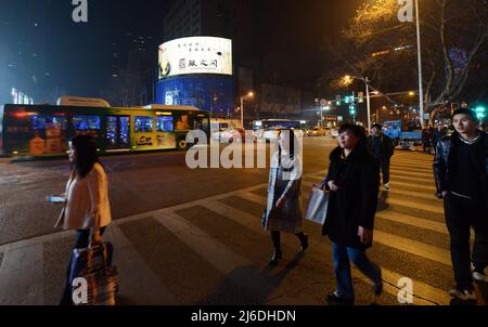 Pedoni che camminano lungo Zhongshan Road nel centro di Nanjing, Cina. Foto Stock