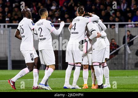 Clermont-Ferrand, Francia - Aprile 09: Neymar Junior di Parigi Saint Germain (C) festeggia il suo obiettivo con i suoi compagni di squadra durante la Ligue 1 Uber mangia il tappeto Foto Stock