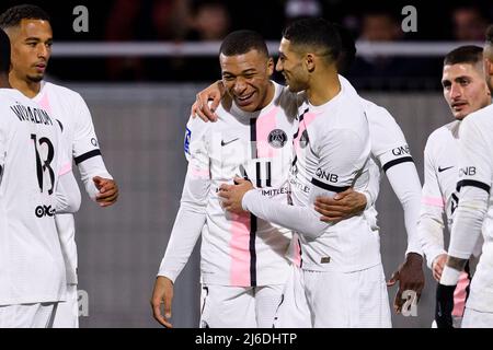 Clermont-Ferrand, Francia - Aprile 09: Kylian Mbappe di Parigi Saint Germain (C) festeggia il suo obiettivo con il suo compagno di squadra Achraf Hakimi di Parigi Saint Germ Foto Stock