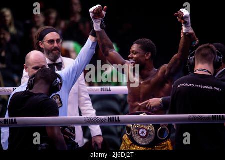 NEW YORK, NY - 30 APRILE: Austin Williams fa un breve lavoro di Chordale Booker, vincitore di TKO e del nuovo WBA Continental Americas Middleweight Champion per Taylor vs Serrano al Madison Square Garden il 30 aprile 2022 a New York, NY, Stati Uniti. (Foto di Matt Davies/PxImages) Foto Stock