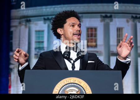 Trevor Noah, ospite del ‘Daily Show’, parla alla cena degli intervistati della Casa Bianca al Washington Hilton di Washington, DC, USA, 30 aprile 2022. L’apparizione del Presidente DEGLI STATI UNITI Joe Biden segna la prima volta che un presidente ha presieduto l’evento in sei anni. Foto Stock