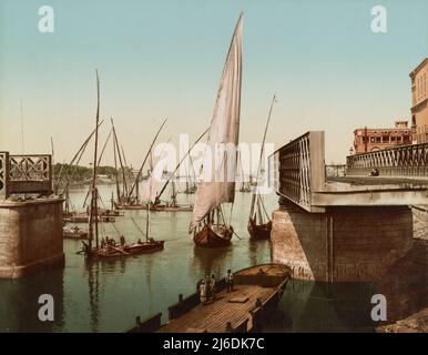 Stampe fotocromatiche d'epoca Cairo, Egitto, ponte sospeso aperto e feluche a vela sul Nilo, ca. 1890-1910 Foto Stock