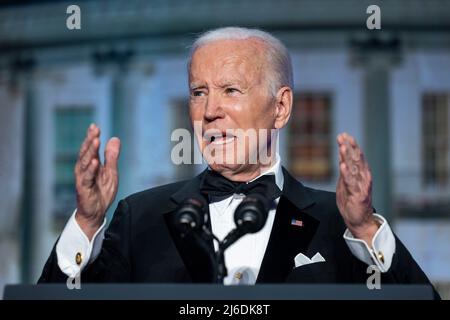 Il Presidente DEGLI STATI UNITI Joe Biden parla alla cena dei Corrispondenti della Casa Bianca al Washington Hilton di Washington, DC, USA, 30 aprile 2022. L’apparizione di Biden segna la prima volta che un presidente ha presieduto l’evento in sei anni. Foto Stock