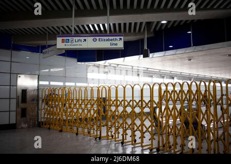 Un nuovo cartello che porta alla linea Elizabeth è visibile all'interno della stazione della metropolitana di Londra. Nella stazione della metropolitana di Tottenham Court Road sono presenti cartelli per l'apertura della linea Elizabeth, prevista per la prima metà del 2022. Il nuovo crossrail di Londra prende il nome dalla regina Elisabetta II Foto Stock