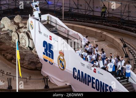 Marcelo Vieira da Silva, capitano della squadra spagnola di calcio del Real Madrid, mette una bandiera sopra una statua alla cibeles plaza mentre la squadra celebra con 25.000 tifosi il campionato LaLiga Santander 2021/22 dopo aver raggiunto matematicamente il suo trofeo 35th. Foto Stock