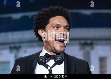 L'ospite del 'Daily Show' Trevor Noah ha parlato della cena dei Corrispondenti della Casa Bianca al Washington Hilton di Washington, DC, sabato 30 aprile 2022. L'apparizione di Biden segna la prima volta che un presidente ha presieduto l'evento in sei anni. Foto di Jim lo Scalzo/UPI Foto Stock