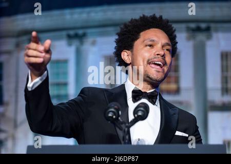 “Show Trevor Noah, ospite di Daily, parla alla cena dei Corrispondenti della Casa Bianca” al Washington Hilton di Washington, DC, USA, 30 aprile 2022. Il presidente DEGLI STATI UNITI Joe Bidens è la prima volta che un presidente ha presieduto l'evento in sei anni. Credito: Jim Loscalzo / piscina via CNP Foto Stock