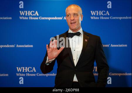 Il rappresentante degli Stati Uniti Sean Patrick Maloney (democratico di New York) arriva per la cena annuale 2022 della White House Corresponders Association al Washington Hilton Hotel sabato 30 aprile 2022. Questa è la prima volta dal 2019 che la WHCA ha tenuto la sua cena annuale a causa della pandemia COVID-19. Credito: Rod Lamkey / CNP Foto Stock