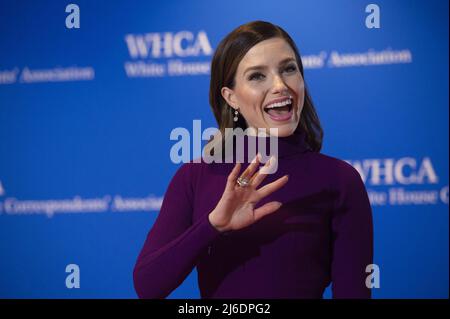 L'attrice Sophia Bush arriva al 2022 White House Corresponds' Association Dinner al Washington Hilton di Washington, DC Sabato 30 Aprile 2022. La cena torna quest'anno per la prima volta dal 2019. Foto di Bonnie Cash/UPI.... . Foto Stock