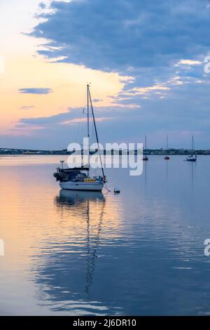 Barche a vela che ospitano all'alba nella baia di Matanzas lungo il lungomare della città vecchia di St. Augustine, Florida. (USA) Foto Stock