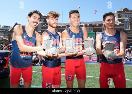 I membri della staffetta Mississippi Distance medley (da sinistra) Cade Bethmann, Baylor Franklin, John Rivera e Mario Garcia Romo posano con gli orologi dopo aver vinto la gara Championship of America alle 9:29,45 durante la 126a Penn Relays, venerdì 29 aprile 2022, a Philadelphia. Foto Stock